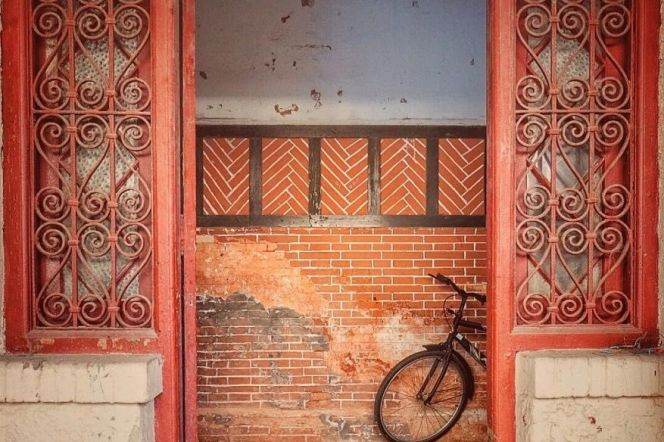 3rd floor of the old villa on Wuding West Road, with 2 bedrooms and an outdoor balcony