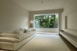Jing'an Temple, with windows offering views of greenery and featuring underfloor heating.