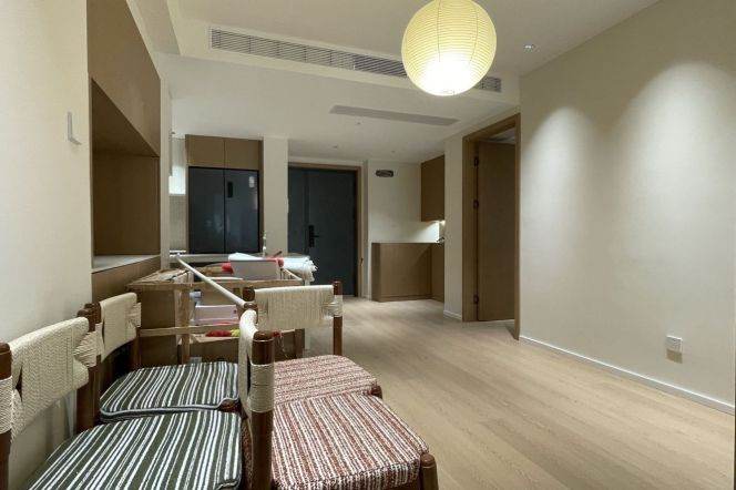 Jing'an Temple, with windows offering views of greenery and featuring underfloor heating.
