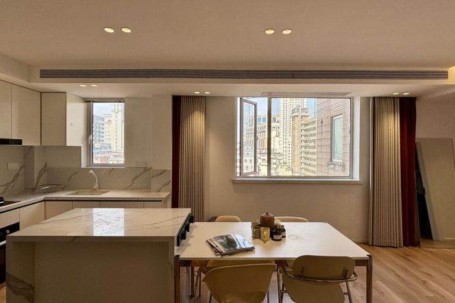 4Bdrs 2Baths 170sqm/Spacious&Bright /Line 1/2/8  People's Square/West Nanjing Rd/elevator