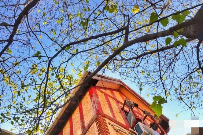 3rd floor of the old villa on Wuding West Road, with 2 bedrooms and an outdoor balcony