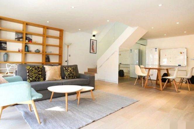 Nice 2br/2bt Balcony Apt close to Jiangsu Road