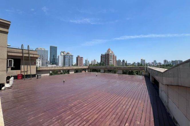 Wutong District, Zhenning Road Apartment Building, with an outdoor balcony