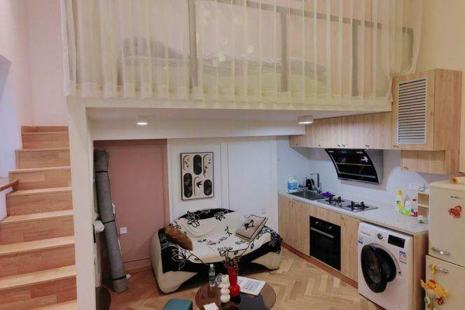 Unique 1 br + High ceiling stydy room in Old XuHui. easy to L 9/12 JiaShan Rd St.+ IAPM