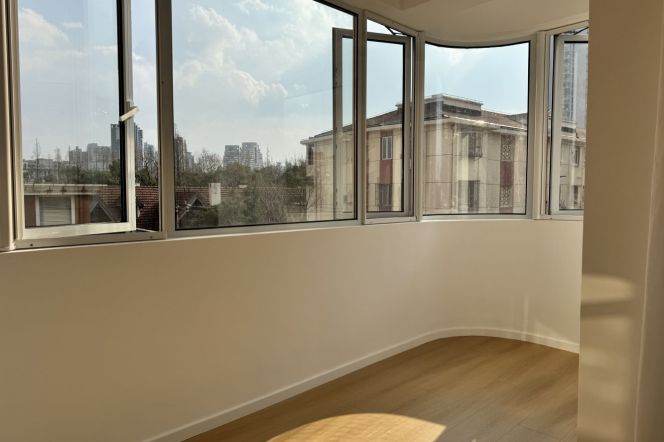 Jiangsu rd & Zhongshan Park | Spacious 2Br+balcony +heating | Good compound 14.2K