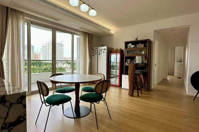 Elegant Baroque-style Residence on Classic Wutong Boulevard, Spacious 3-Bedroom 