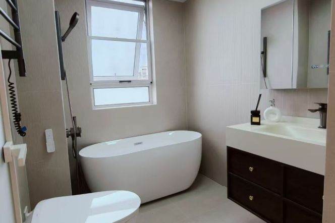 High-End 3-Bedroom | Gubei Core with Parking