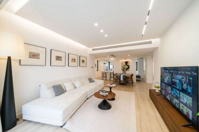  Modern 3-Bedroom Apartment in Xuhui with Balcony & Complete Facilities