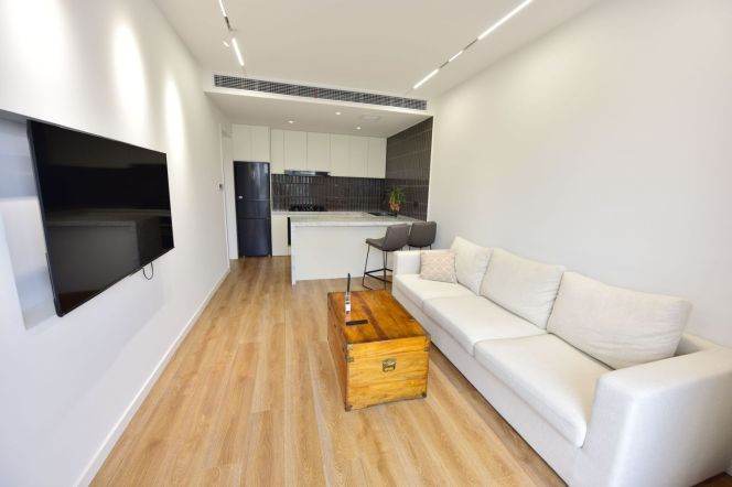 Valuable Yueyang Rd with Balcony/Floorheating/Oven 15.5K  