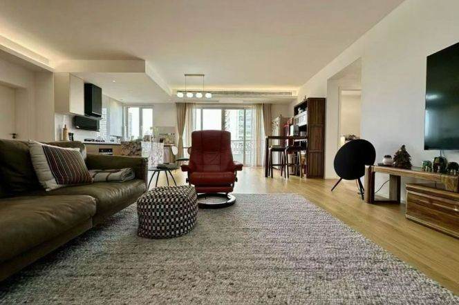 Elegant Baroque-style Residence on Classic Wutong Boulevard, Spacious 3-Bedroom 