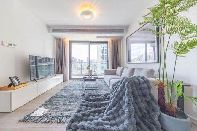 3Br w. Floor heating &Balcony W. Nanjing Rd Station