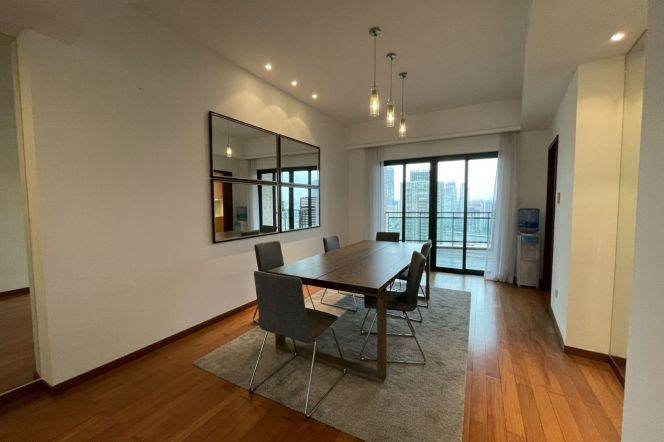 Modern decoration 4brs with balcony in Lujiauzi