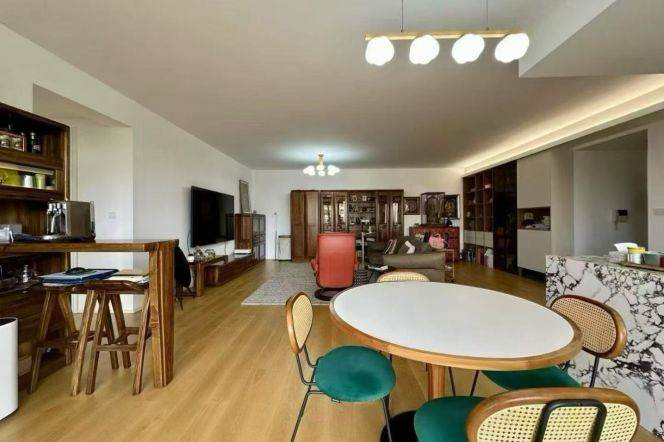 Elegant Baroque-style Residence on Classic Wutong Boulevard, Spacious 3-Bedroom 