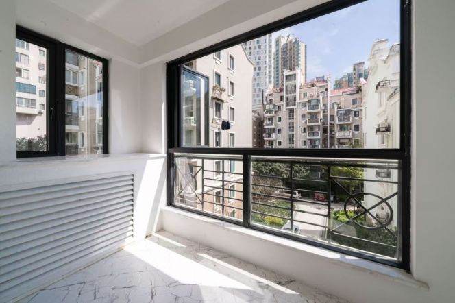 Bright 1Br w. Balcony W. Nanjing Rd Station