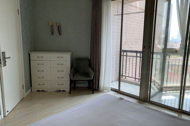 1Room with private bathroom near line 1/9/11 Xujiahui and Jiao'tong  Uni can long and short lease