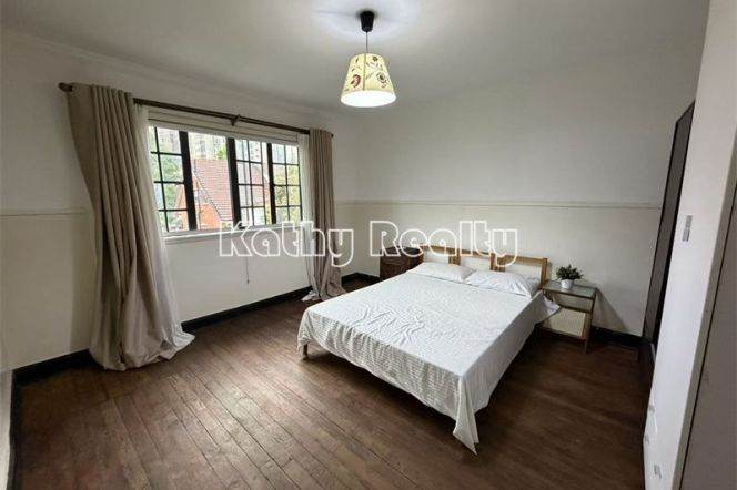 Beautiful old house 2+1 BR Yuyuan Rd 12.8k