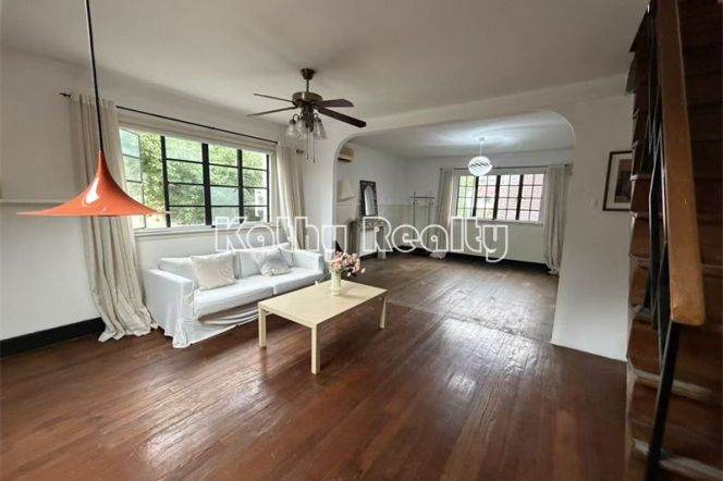 Beautiful old house 2+1 BR Yuyuan Rd 12.8k