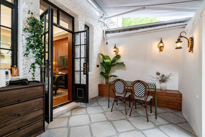 Traditional Stylish 1Brm With A Yard Near Line 1/10/12 South Shaanxi Rd