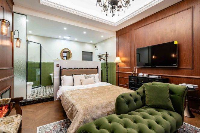 Traditional Stylish 1Brm With A Yard Near Line 1/10/12 South Shaanxi Rd