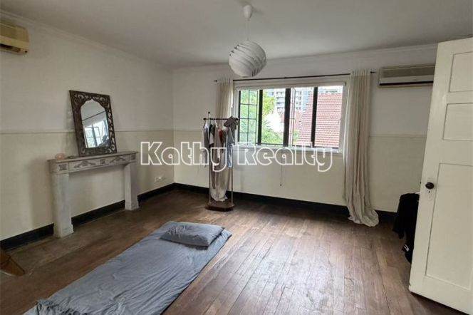 Beautiful old house 2+1 BR Yuyuan Rd 13k