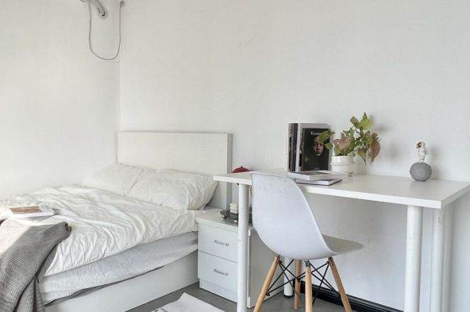 Bright room with balcony near Hanzhong rd, high floor good view, close to TJU