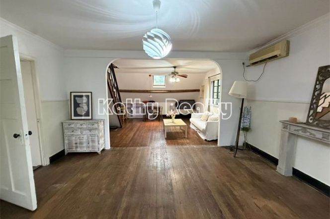 Beautiful old house 2+1 BR Yuyuan Rd 12.8k