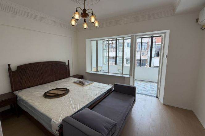  Newly Renovated Historic Old Apartment Next to Plaza 66/Jing'an Temple 