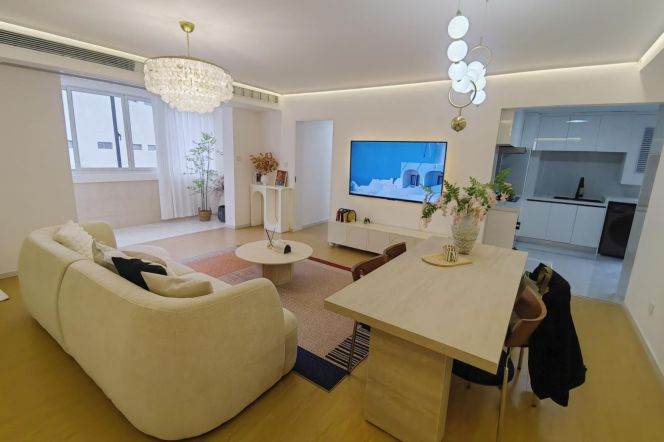 Modern 3 br with floor heating easy to XinTianDi . 5 mins to L 9/13 MaDang Rd St.