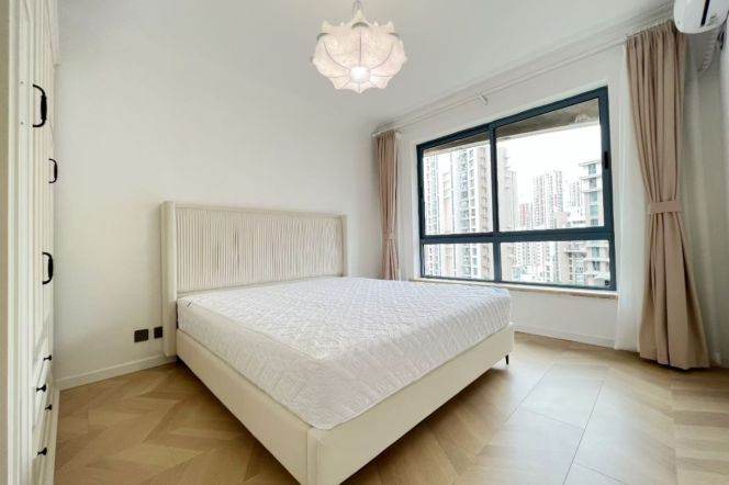 Modern 2Brs/2Lrs/1Bt apt nr Longde rd,M3/4/11/13