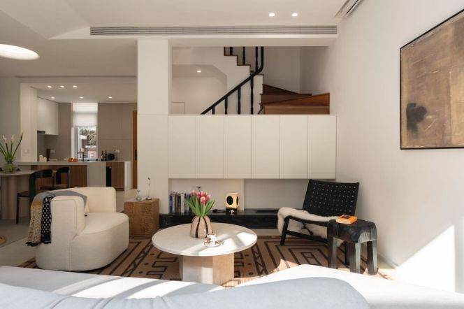 Jing’an West Nanjing Road | 3-Standalone Townhouse with Private Yard & Terraces  