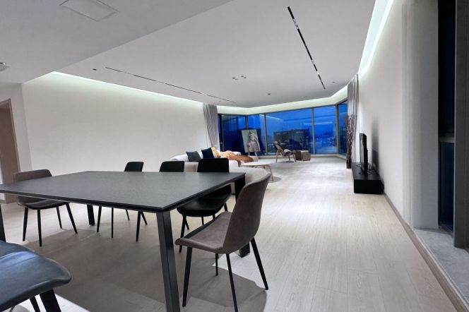 Modern decoration 4brs with river view and balcony in Lujiauzi