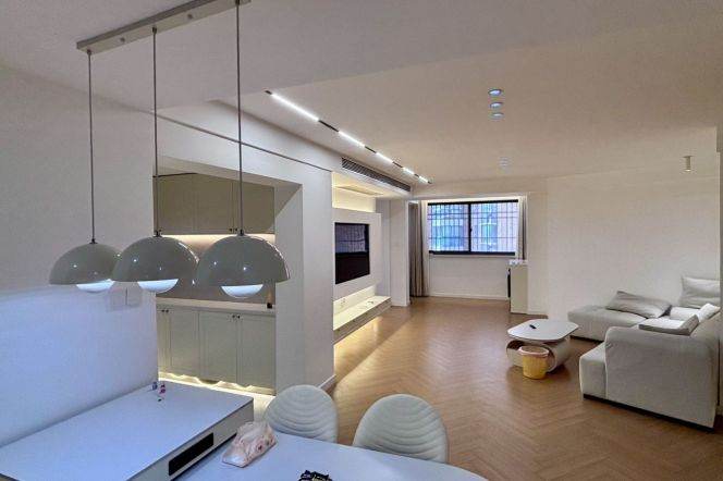 2Bdrs 1Bath Apt/Modern&Spacious /Large Closet/Line 7/13 Changshou Rd/elevator