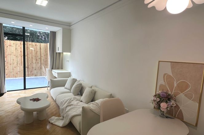 Nice yard+spacious 1br 2lr/with central AC/big living room,Hongqiao rd@L10/3/4
