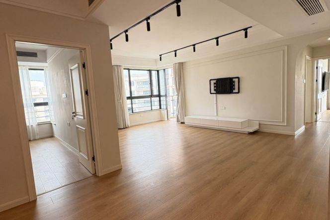 4 Brs, 2 Baths, Floor heating/Central ac/Oven, 170 sqm @ Zhongtan metro L3&4