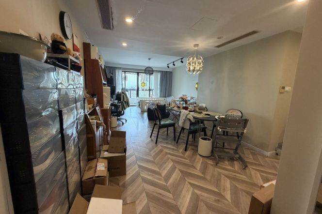 Modern decoration 2brs with balocny and floor heating belonged to Xintiandi area