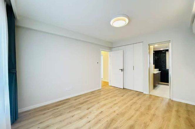 Unfurnished 3BR 2BA w/Heating&Balcony in the Courtyards, Zhenning Rd