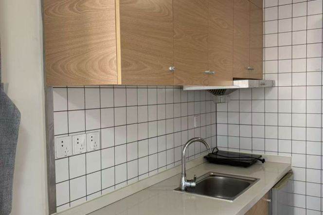 1 Large studio with bay window near line 1/3/4 can long and short term lease