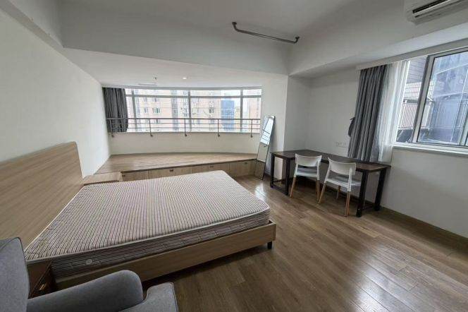 1 Large studio with bay window near line 1/3/4 can long and short term lease