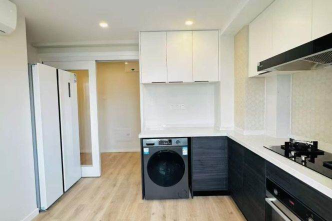 Unfurnished 3BR 2BA w/Heating&Balcony in the Courtyards, Zhenning Rd