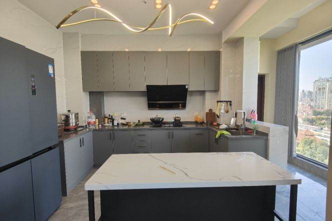 Nanjing West Road Metro Station, 200 sqm, large 4-bedroom with underfloor heating