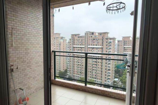 3 Brs, 2 Baths, Open Balcony/Wall heating/Oven, 191 sqm @ Century Park L2