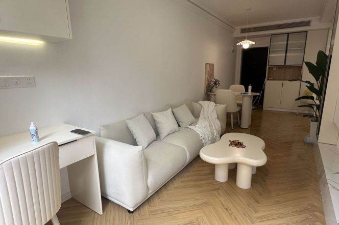Nice yard+spacious 1br 2lr/with central AC/big living room,Hongqiao rd@L10/3/4