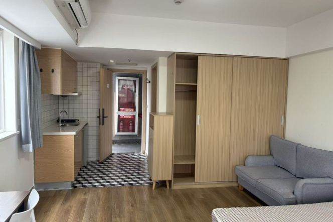 1 Large studio with bay window near line 1/3/4 can long and short term lease