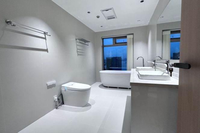 Modern decoration 4brs with river view and balcony in Lujiauzi