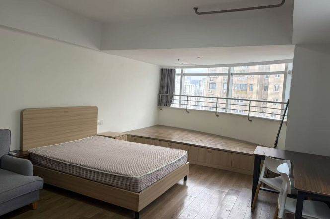 1 Large studio with bay window near line 1/3/4 can long and short term lease
