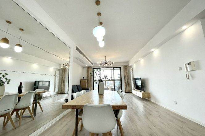 Modern decoration 3brs with wall heating and balcony belonged to Xintiandi area,