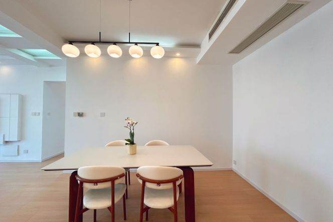 3 Brs, 2 Baths, Open Balcony/Central ac/Oven/Dish washer, 150 sqm @ Laoximen station L8&10