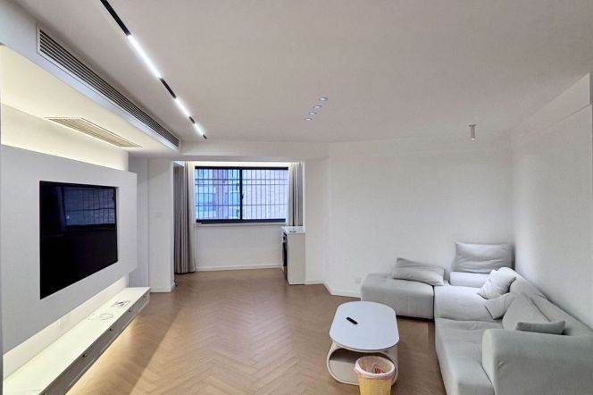 2Bdrs 1Bath Apt/Modern&Spacious /Large Closet/Line 7/13 Changshou Rd/elevator