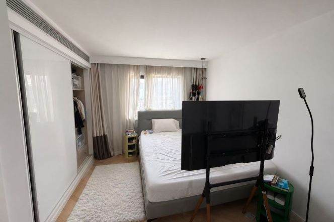 West Nanjing Road/South Shaanxi Rd  subway station, highly cost-effective 4bers apartment