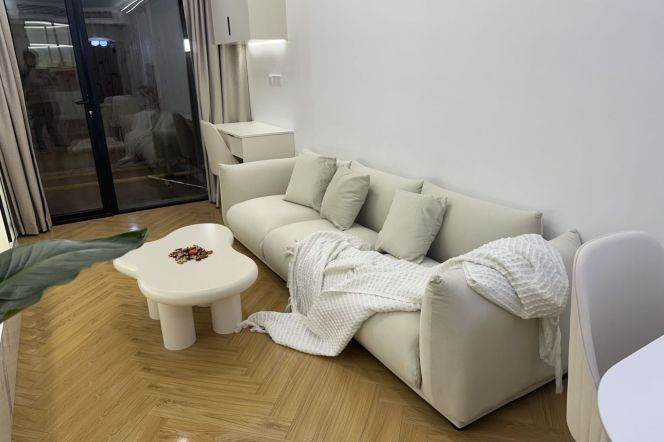 Nice yard+spacious 1br 2lr/with central AC/big living room,Hongqiao rd@L10/3/4